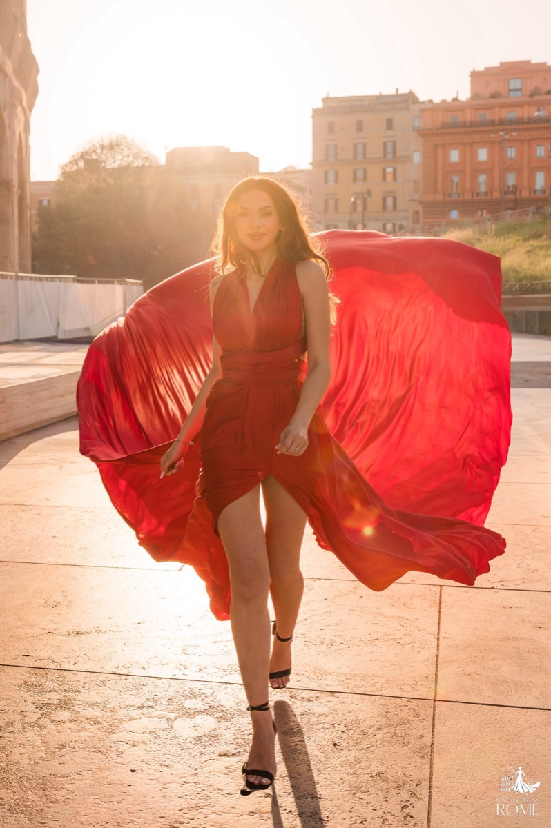 Posa flying dress The Walk: camminata in controluce con lo strascico rosso aperto ai lati, Roma